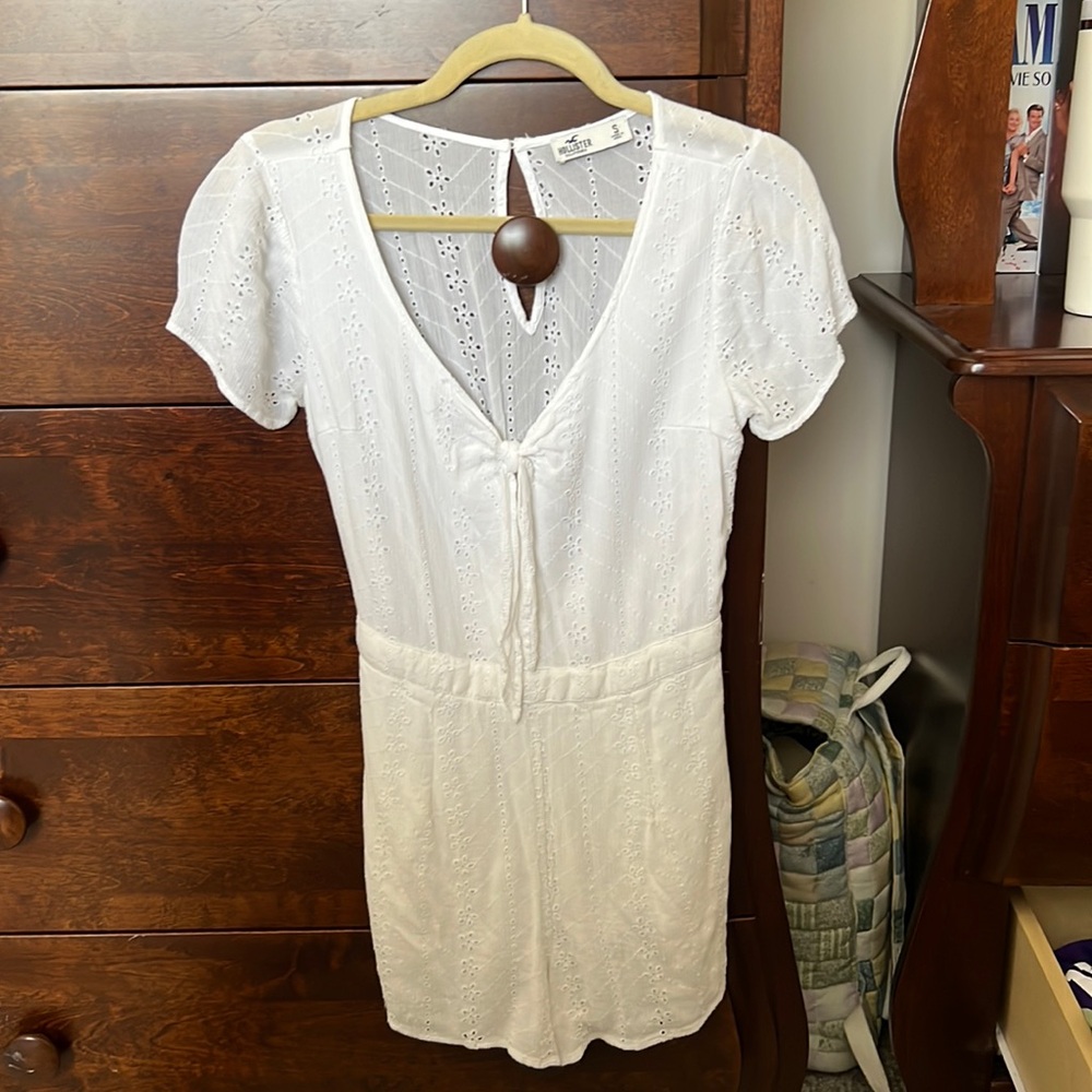 HOLLISTER - white lacy romper - women’s size small